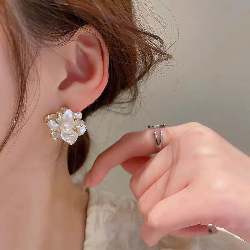 Women's Fashion Personality Pearl Fresh Flower Earrings